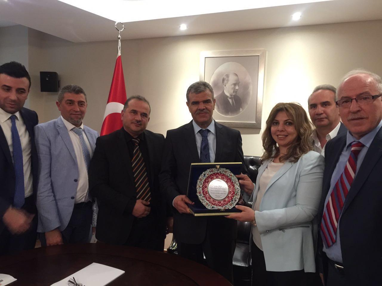 Başbakan Yardımcısı Sn Veysi KAYNAK'a ve Dernek Genel  Başkanı Sn Kadriye Esra AYGÜN Plaket takdimi